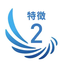 2人の男性がテーブル越しにパンフレットを見ながら説明や相談をしている様子