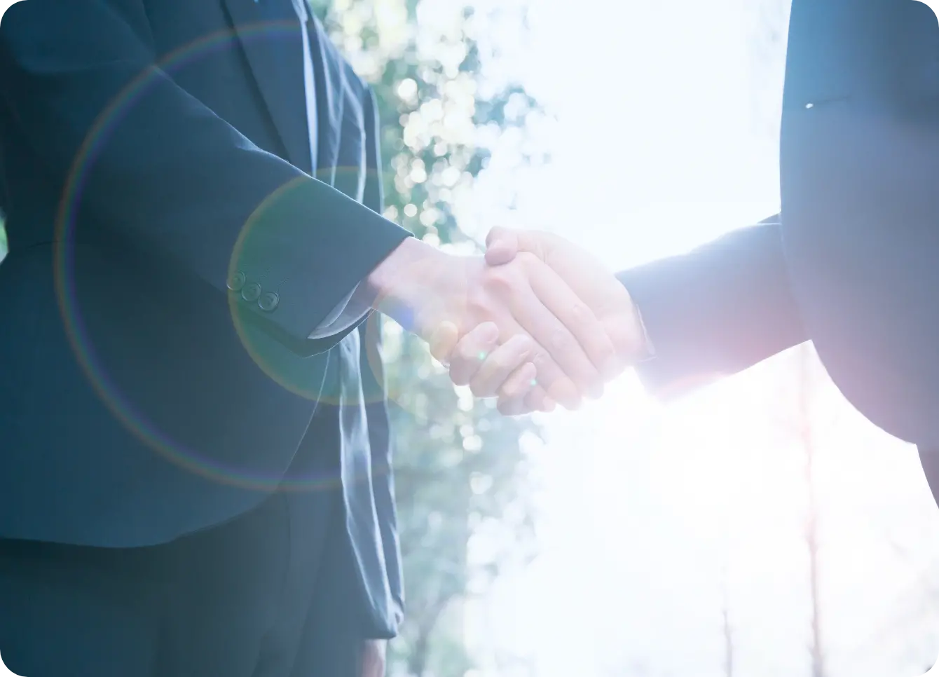 取引成立や合意を象徴する爽やかな握手の瞬間